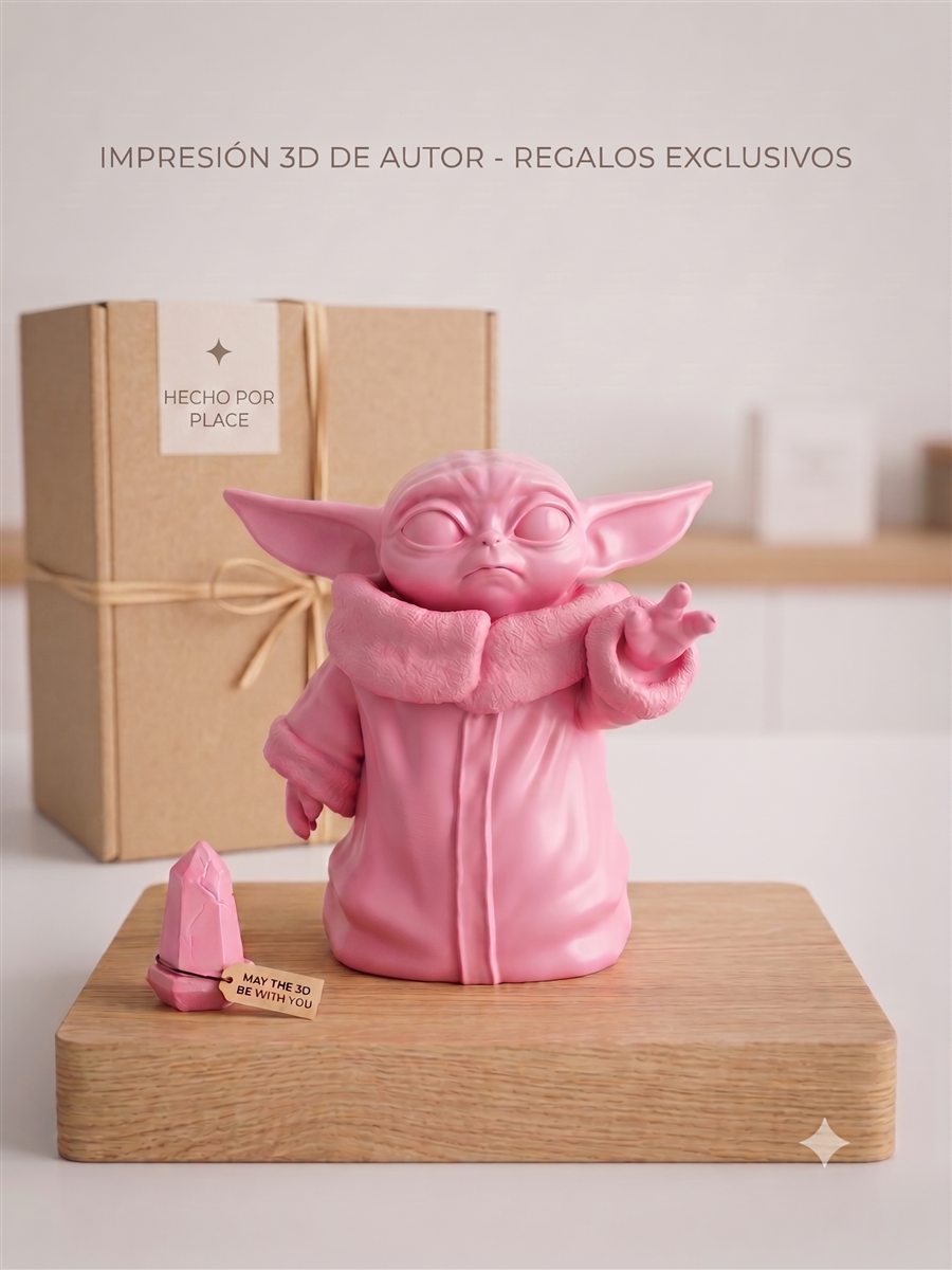 Pequeño Maestro en rosa, junto a su caja de regalo